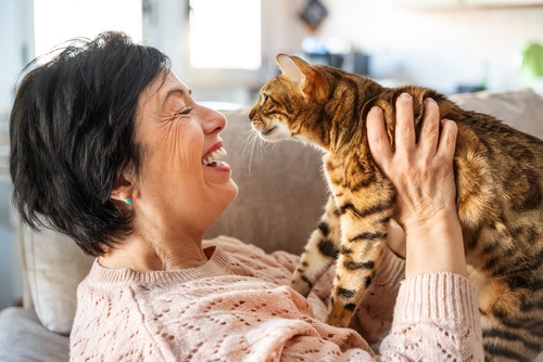 Idosa com gato no colo